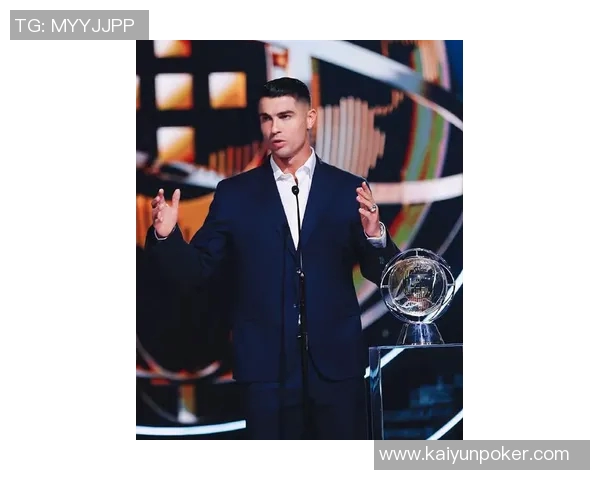 C罗社交媒体分享回归葡萄牙国家队照片帅气戴墨镜引发球迷热议 C罗社交媒体分享回归葡萄牙国家队照片帅气戴墨镜引发球迷热议