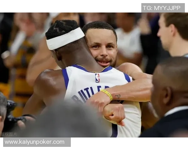 库里三节狂砍35分5板2帽难救勇士球队仍落后12分苦苦支撑艰难追分